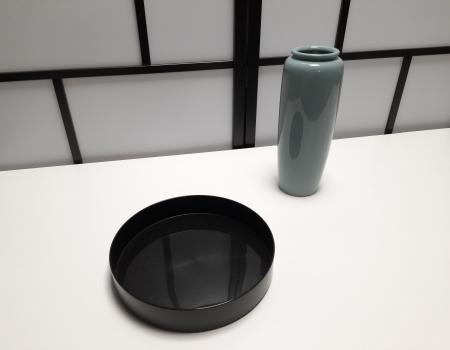 Recipiente plano y jarrón